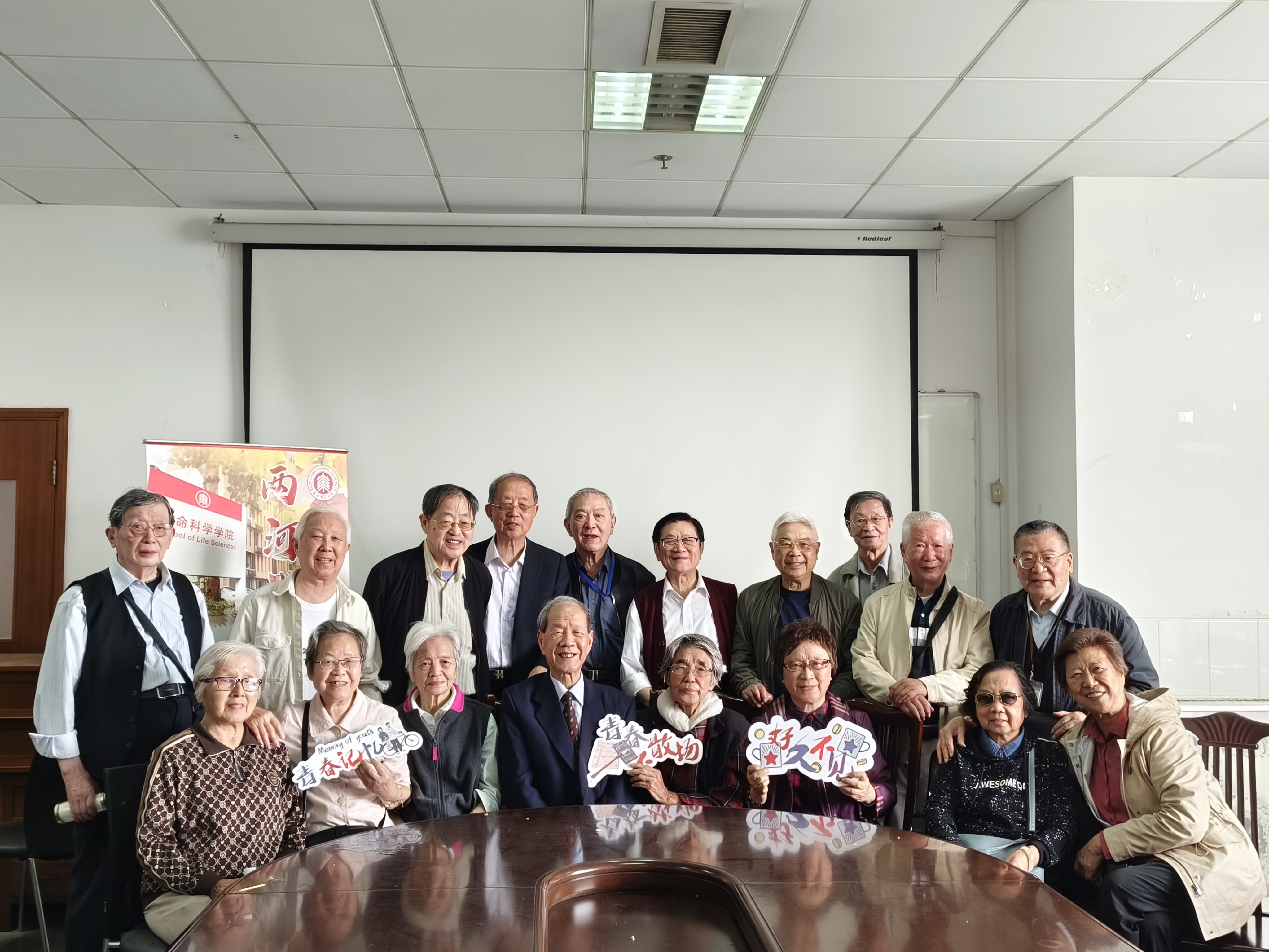 1964届合影留念.jpg 1964届合影留念.jpg